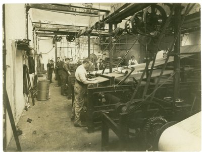 Spoelruimte in een tapijtfabriek, 1923 door English Photographer